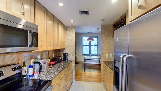 Building Photo - 84 Gainsborough St