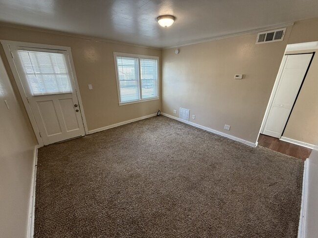 Building Photo - 341 Hemlock Dr