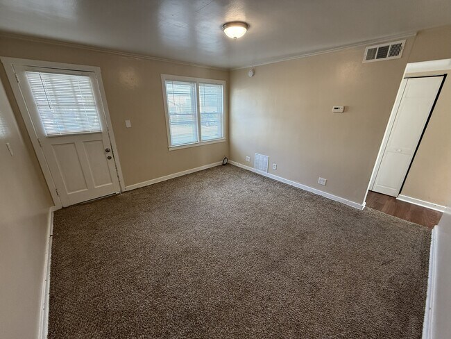 Foto del edificio - 341 Hemlock Dr