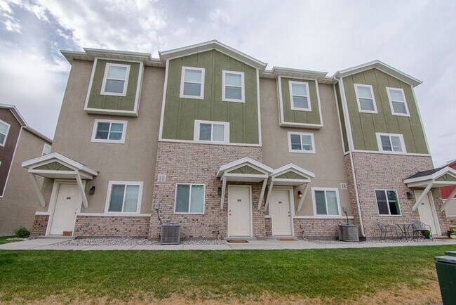 Building Photo - Beautiful End Unit Townhome in Vineyard