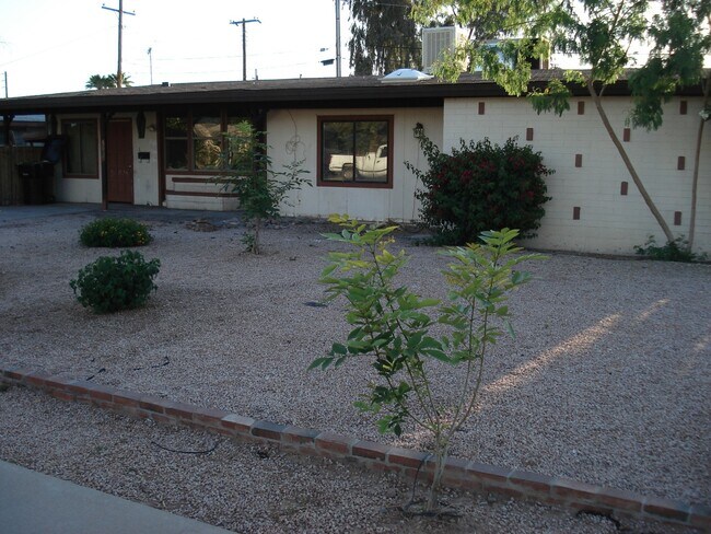 Building Photo - FOR RENT 5BR/2BA HOUSE - SWIMMING POOL, TI...