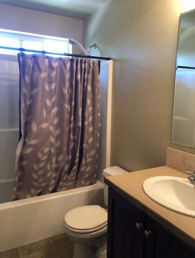 Foto del edificio - "Charming 3-Bed Home with Granite Countert...