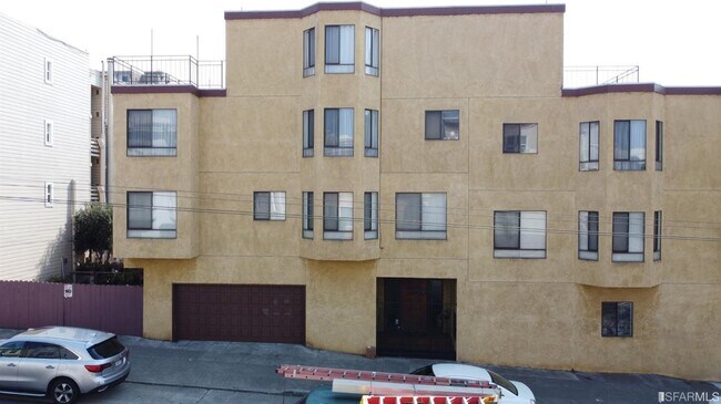 Building Photo - 1375 Chestnut St