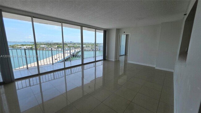 Foto del edificio - 7601 E Treasure Dr