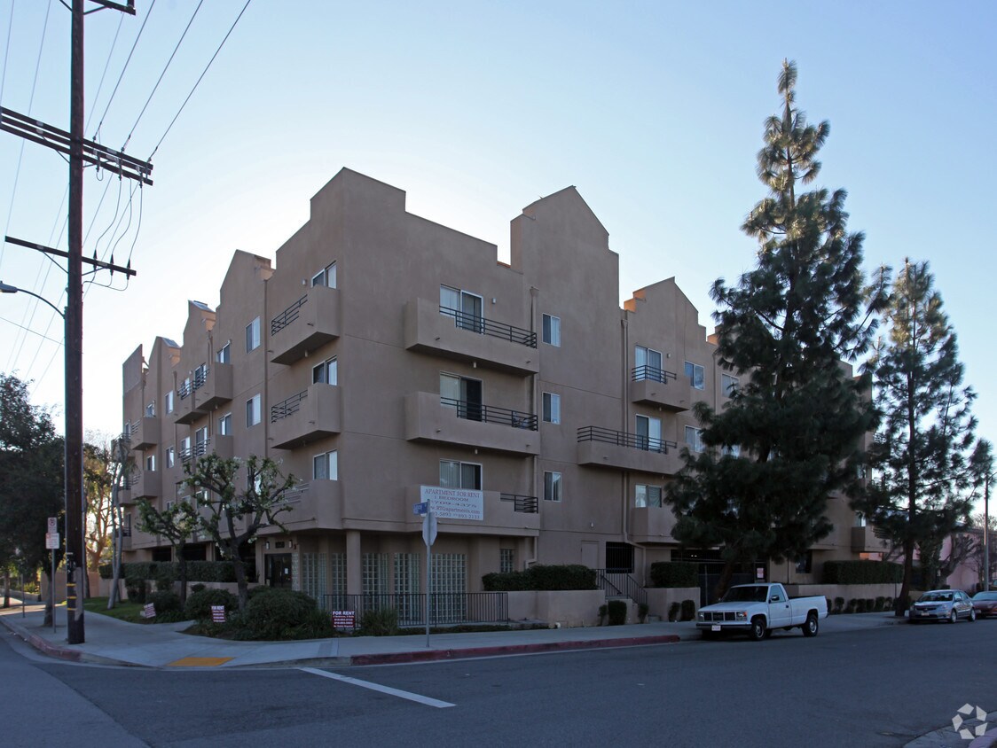 19350 Saticoy Street Apartments in Reseda, CA
