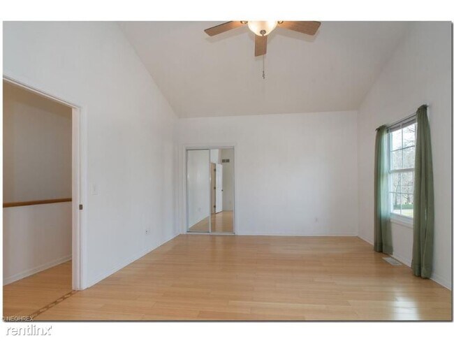 Foto del edificio - 4 br, 3 bath House - 15 E Summit St