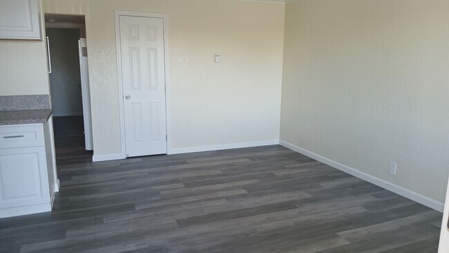 Building Photo - Welcome to SkyView Villa & Somerset Apartments!