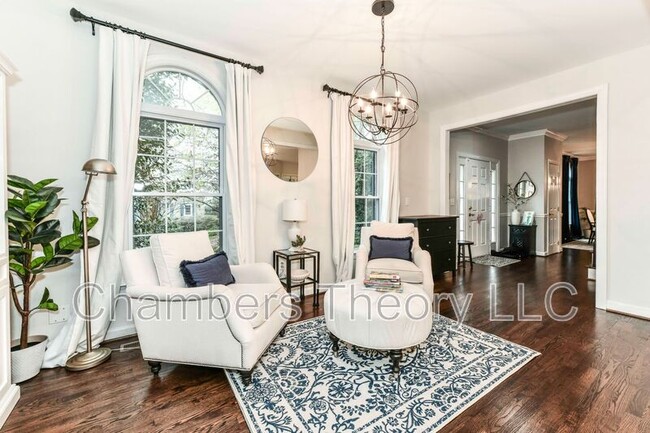 Foto del edificio - 6866 Melrose Dr