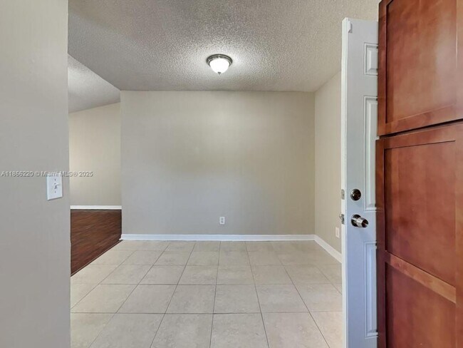 Foto del edificio - 2431 SW 87th Terrace