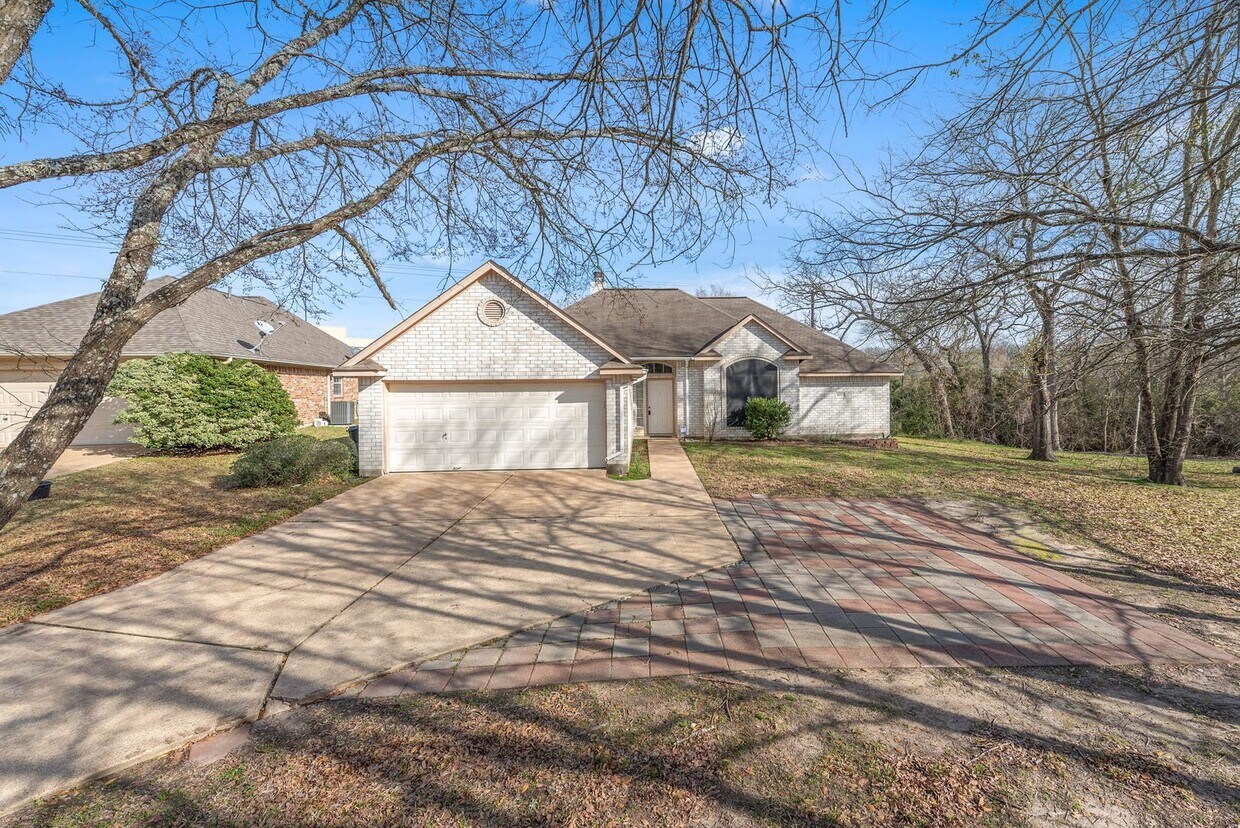 Foto principal - FALL 2024 PRE-LEASE 4bed/2bath House Close...