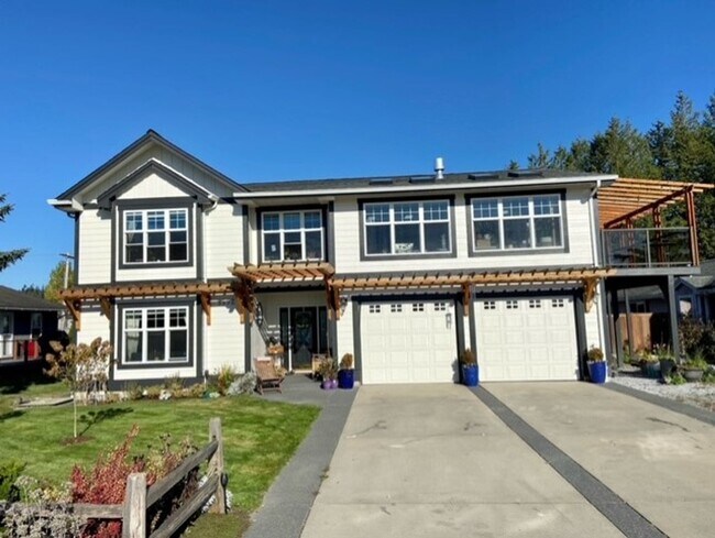 Building Photo - Charming 3 Bedroom, 2.5-bathroom home in B...