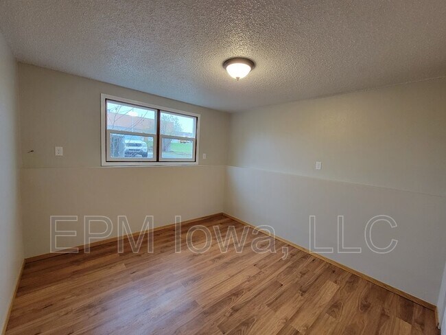 Building Photo - 1350 Meadow Ln