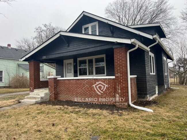 Building Photo - Very Large, Updated and Fresh, 4 BED/ 2 BA...