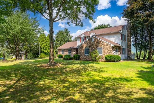Building Photo - 3250 Vista Dr