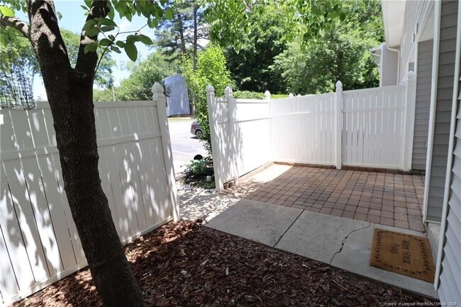 Building Photo - 7283 Sandy Creek Dr