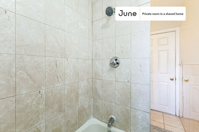 Foto del edificio - Room in Shared 5 bed/1.5 bath home