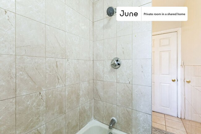 Foto del edificio - Room in Shared 5 bed/1.5 bath home