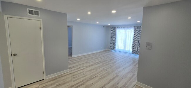 Foto del edificio - 9475 Bay Colony Dr