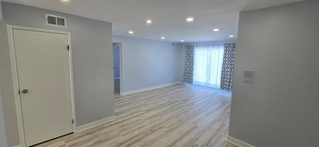 Building Photo - 9475 Bay Colony Dr