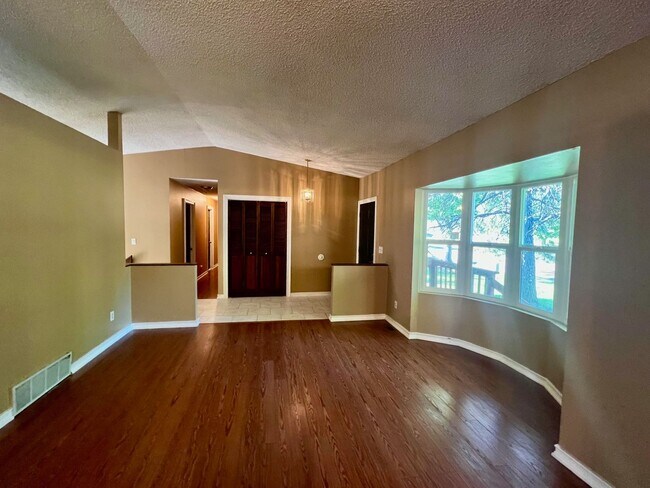 Building Photo - Beautiful 5 Bedroom Ranch Style Home in No...