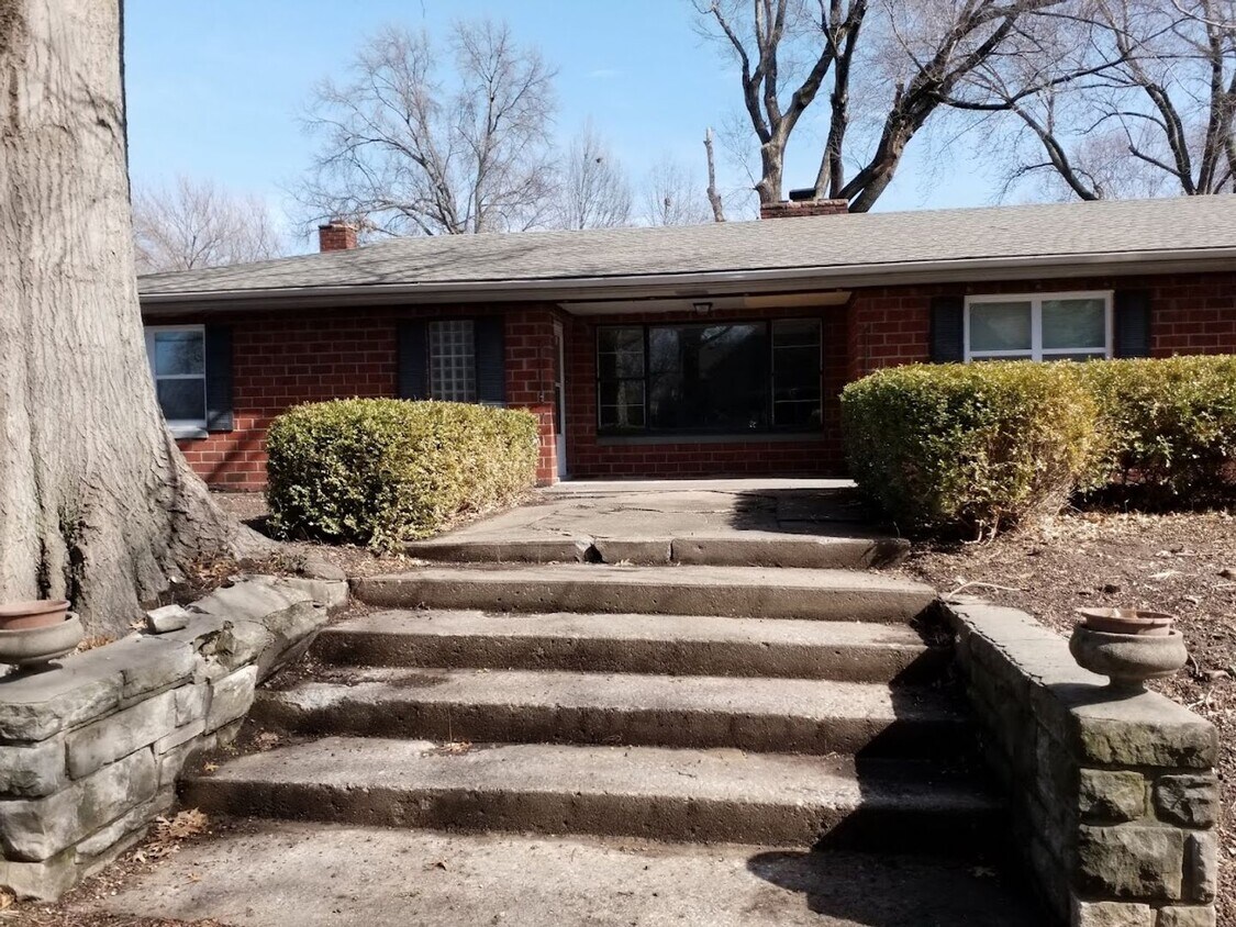 Primary Photo - COMING SOON! Large Northland home for rent...