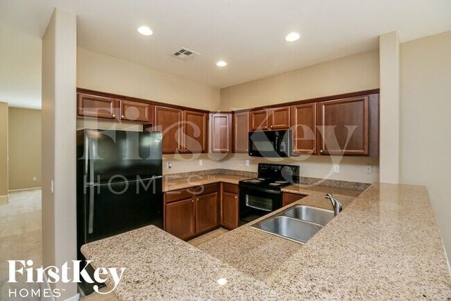 Building Photo - 1206 E Daisy Way