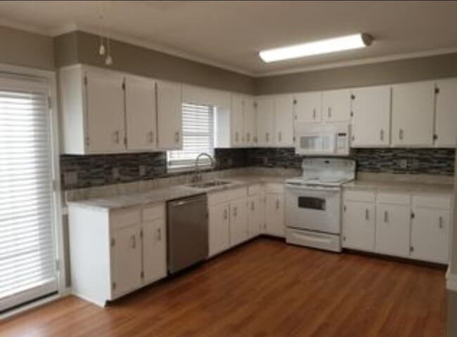 Building Photo - 900 Sumac Cir