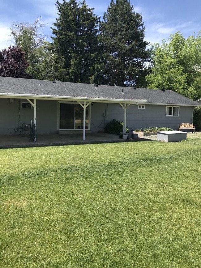 Building Photo - 3BED2BATH - YARD, GARAGE,