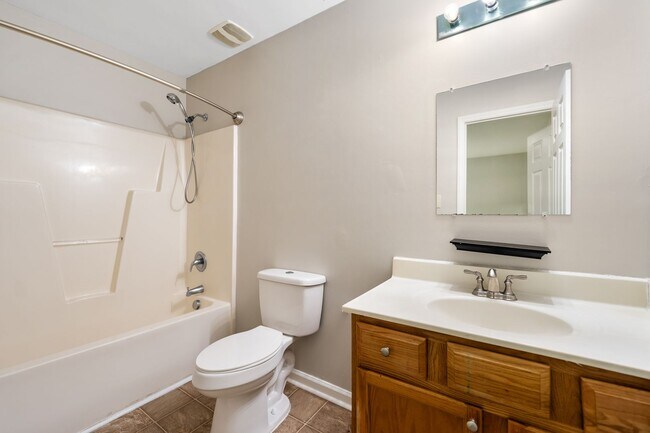 Foto del edificio - Great 4 bedroom home in South Durham right off S. Roxboro:  Available August 10th