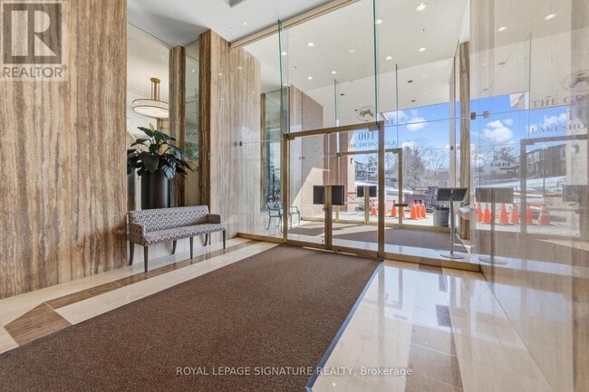 Photo du bâtiment - 100 Lakeshore Rd E