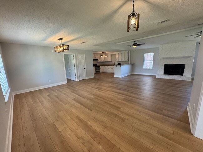 Building Photo - Gulf Breeze - Pineglade - 4 bedroom, 3 bat...