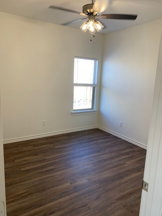 Building Photo - 5523 Kemper St