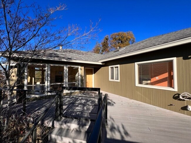 Foto del edificio - STUNNING VIEWS from this 3 bedroom, 2 bath home | Available end of February