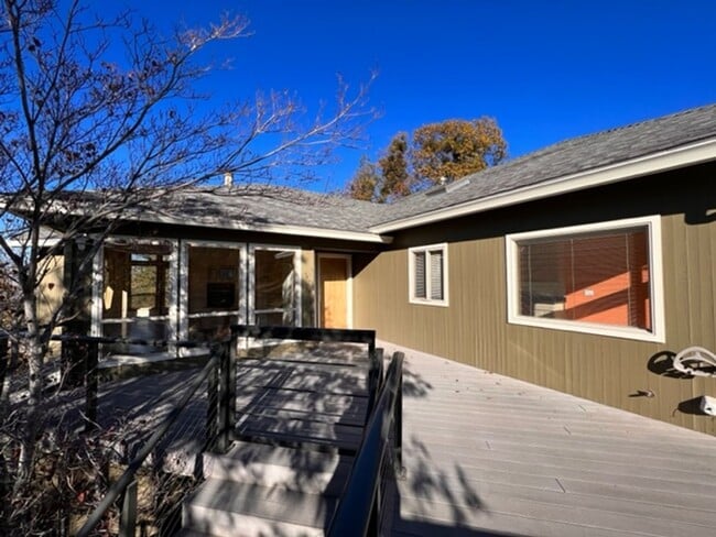 Foto del edificio - STUNNING VIEWS from this 3 bedroom, 2 bath home | Available February