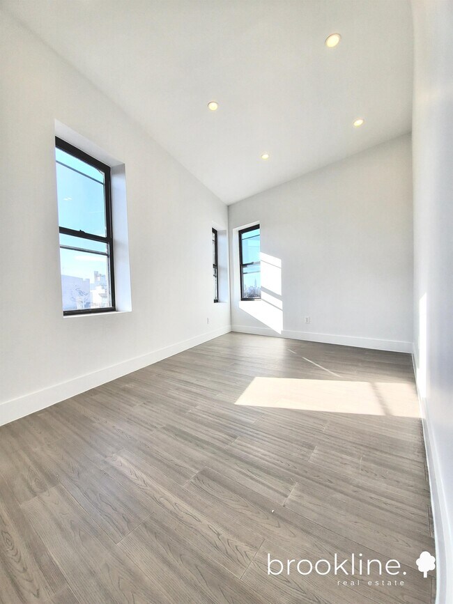 Building Photo - 1271 Willoughby Ave