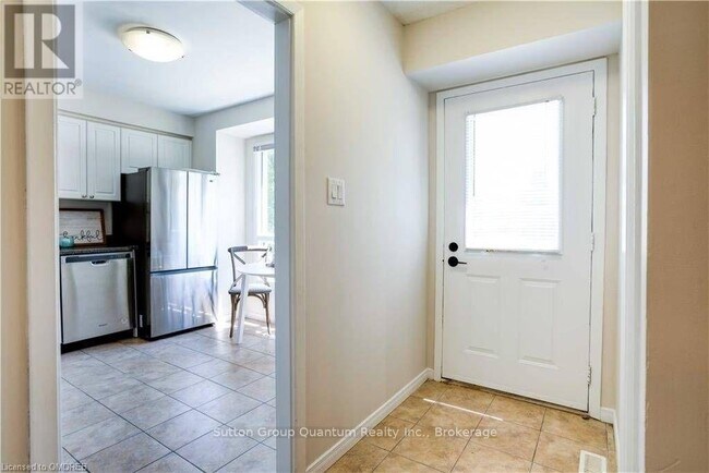 Photo du bâtiment - 35 Waterman Ave