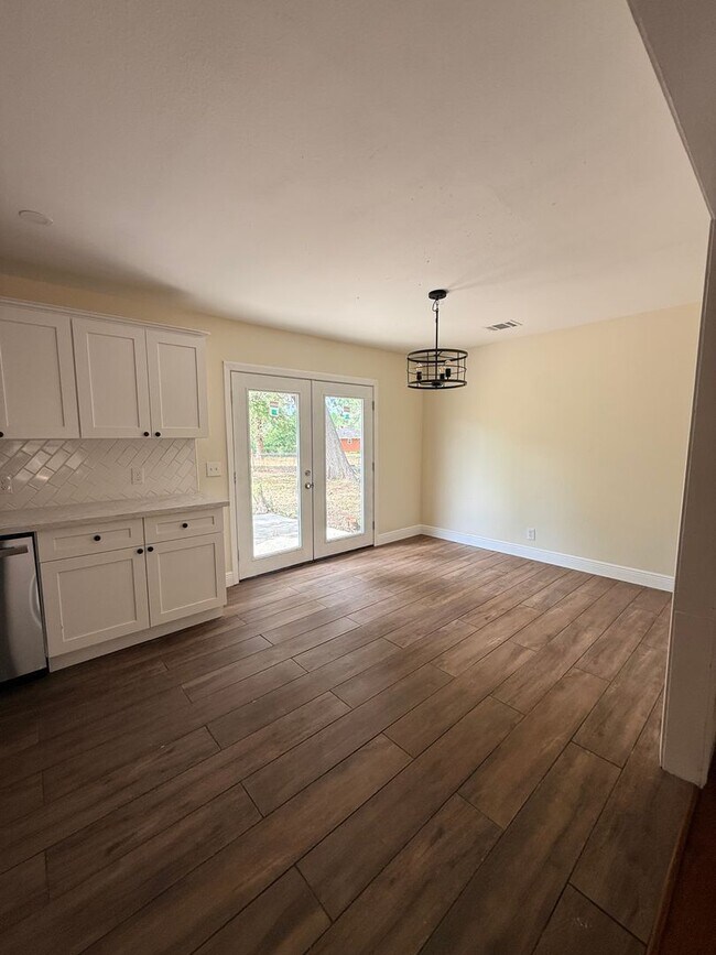 Building Photo - Newly Renovated Property - Family Home