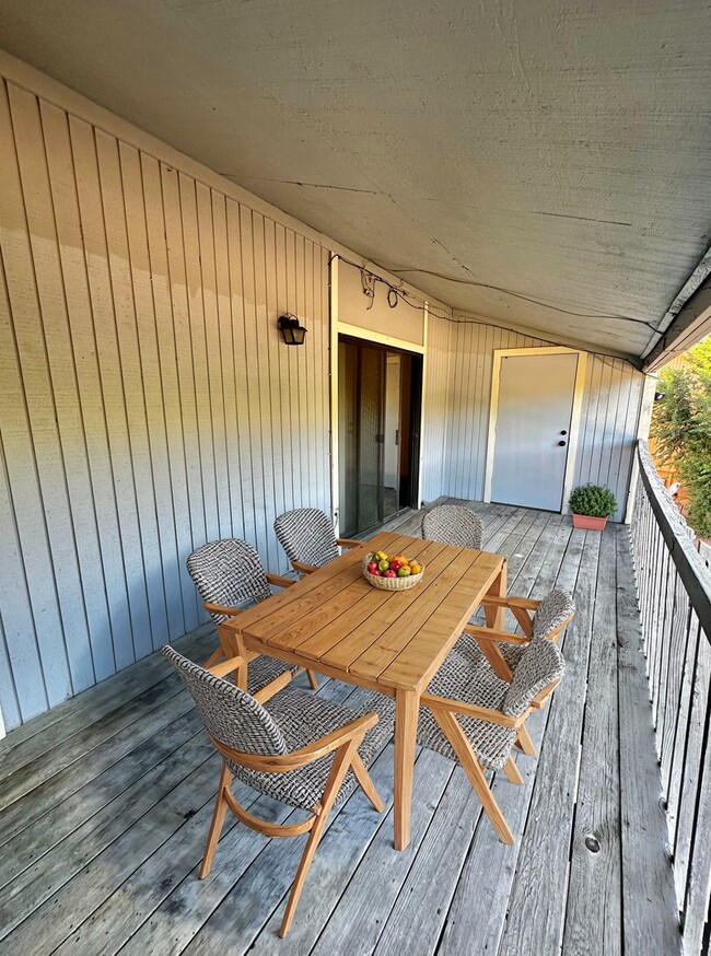 Building Photo - Huge 2 Bedroom Second Floor Apartment with...