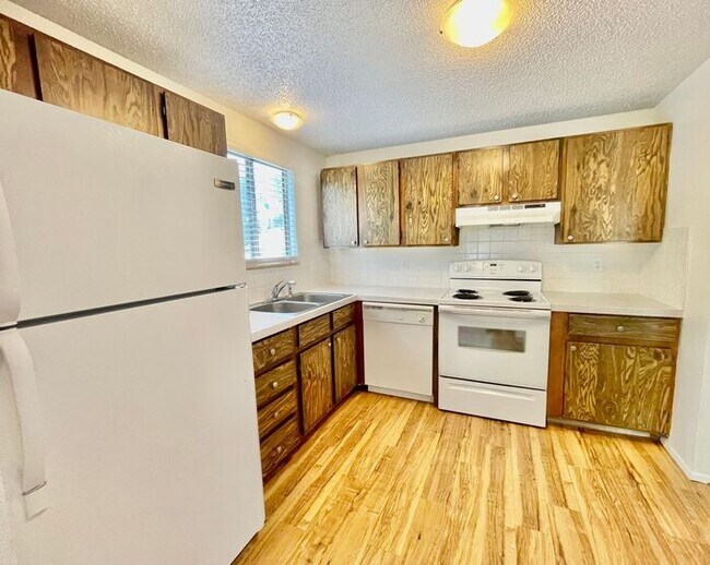 Building Photo - Recently Renovated 3 Bedroom, 1.5 bathroom...