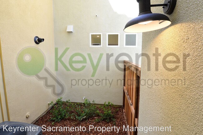 Foto del edificio - 3 br, 2.5 bath House - 2567 Radar Lane