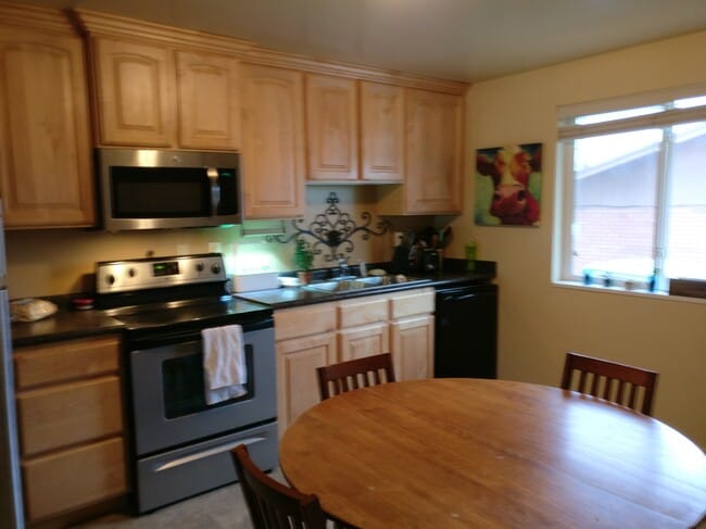 Building Photo - 220 E 300 N