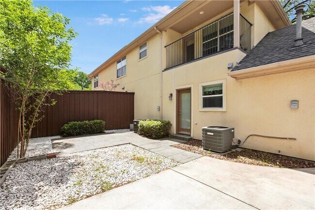 Building Photo - 3101 Hedgerow Dr