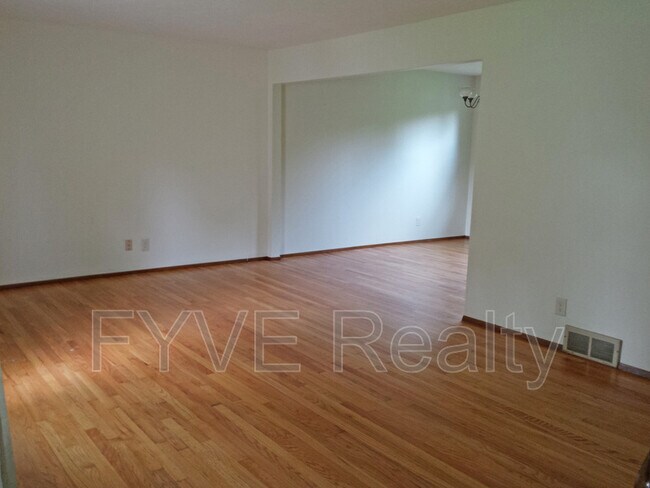 Foto del edificio - 6634 Forest Glen Ave