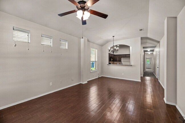 Building Photo - Beautiful 3 Bedroom Duplex Located in Gran...