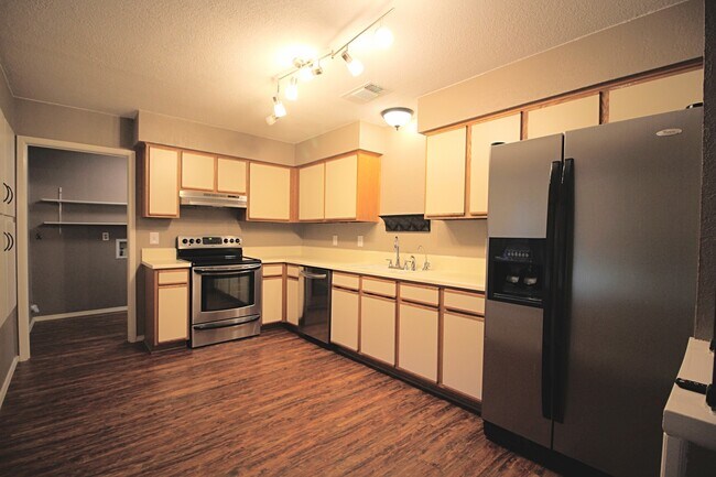 Foto del edificio - 3 BD 2 BA AVAILABLE JUNE!! NEAR LOOKOUT RD