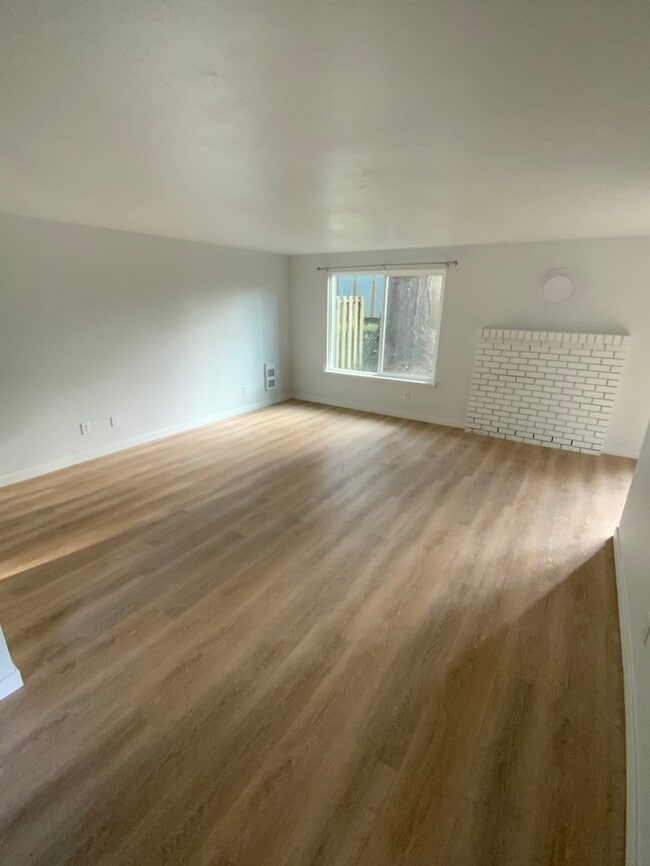 Building Photo - West Olympia 3bdr 1.5bath Townhome w/ garage & parking & addtional office