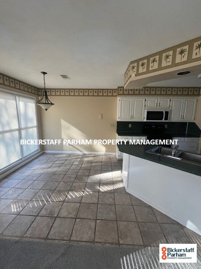 Building Photo - Schomburg Road!