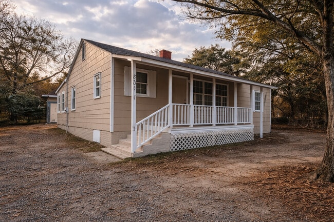 Foto del edificio - 807 McArthur Blvd