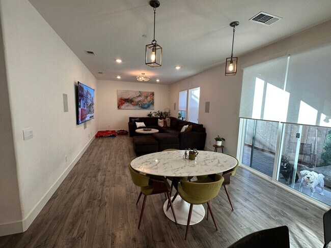 Foto del edificio - Move In Special - Call for Details. Elegan...