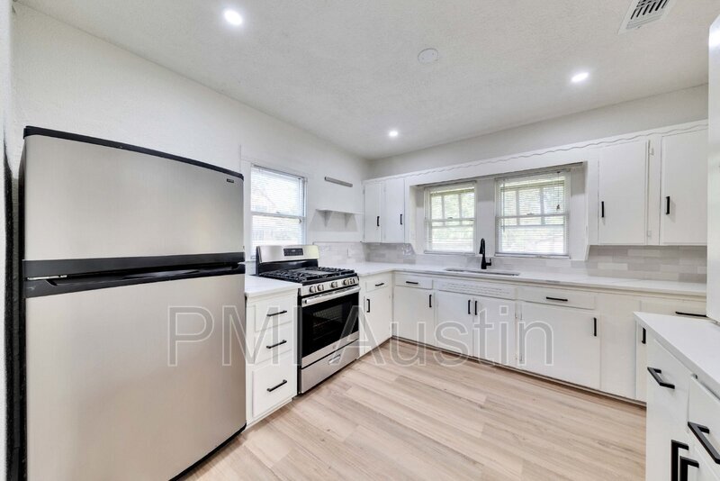 Primary Photo - 920 E 46th St